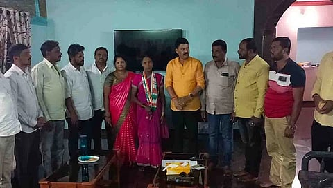 ಕಾಂಗ್ರೆಸ್ ಗೆ ಮರಳಿದ ಗ್ರಾಮ ಪಂಚಾಯತಿ ಸದಸ್ಯೆ