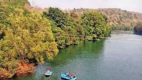 ನೀರಿಗೆ ಬಿದ್ದ ಸ್ನೇಹಿತರನ್ನು ಪತ್ತೆಮಾಡಲು ಶೋಧಕಾರ್ಯಾಚರಣೆ ಮುಂದುವರಿದಿದೆ