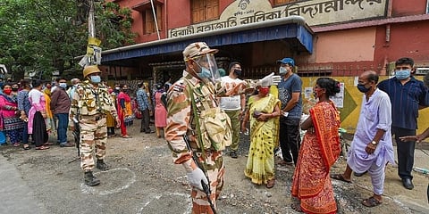 ಮತ ಚಲಾಯಿಸಲು ಸರತಿ ಸಾಲಿನಲ್ಲಿ ನಿಂತ ಜನರು
