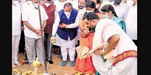 ಭೂಮಿಪೂಜೆ ನೆರವೇರಿಸುತ್ತಿರುವ ಸಚಿವ ಈಶ್ವರಪ್ಪ
