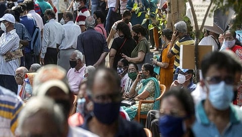 ಮುಂಬೈಯಲ್ಲಿ ಕೋವಿಡ್ ಲಸಿಕೆಗೆ ಸಾಲುಗಟ್ಟಿ ನಿಂತ ಜನರು