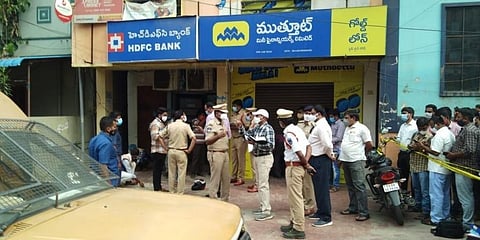 ಎಟಿಎಂ ದರೋಡೆ ನಡೆದ ಸ್ಥಳದಲ್ಲಿನ ಪೊಲೀಸರ ಚಿತ್ರ