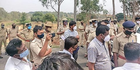ಸ್ಥಳದಲ್ಲಿರುವ ಪೊಲೀಸರು