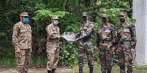 ಭಾರತ-ಪಾಕ್ ಸೈನಿಕರಿಂದ ಸಿಹಿ ವಿನಿಮಯ