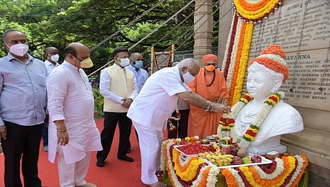 ಬಸವ ಜಯಂತಿ ಅಂಗವಾಗಿ ಪುತ್ಥಳಿಗೆ ಮಾಲಾರ್ಪಣೆ ಮಾಡಿದ ಸಿಎಂ ಬಿ ಎಸ್ ಯಡಿಯೂರಪ್ಪ