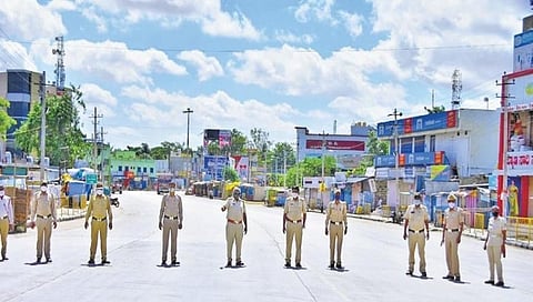 ಕೊಪ್ಪಳದಲ್ಲಿ ಲಾಕ್ ಡೌನ್ ಸಮಯದಲ್ಲಿ ಪೊಲೀಸರಿಂದ ಕಾವಲು