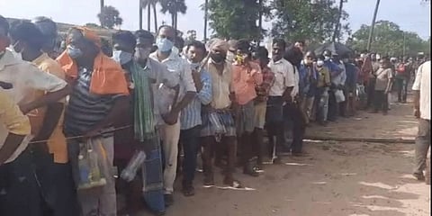 ಆಯುರ್ವೇದ ಔಷಧಿಗಾಗಿ ಸರತಿ ಸಾಲು
