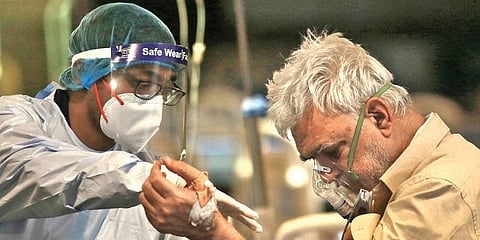 ಕೊರೋನಾಗೆ ಚಿಕಿತ್ಸೆ ಪಡೆಯುತ್ತಿರುವ ವ್ಯಕ್ತಿ (ಸಂಗ್ರಹ ಚಿತ್ರ)