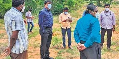 ಸ್ಥಳ ಪರಿಶೀಲನೆ ನಡೆಸುತ್ತಿರುವ ಜೆ.ಮಂಜುನಾಥ್