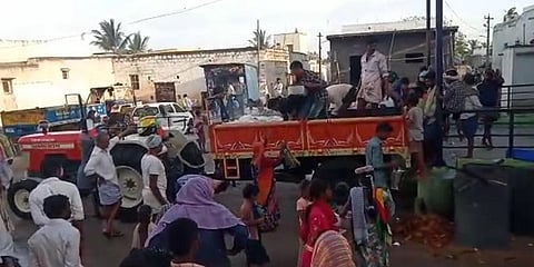 ಅನ್ನ ಸುರಿದ ಗ್ರಾಮಸ್ಥರು