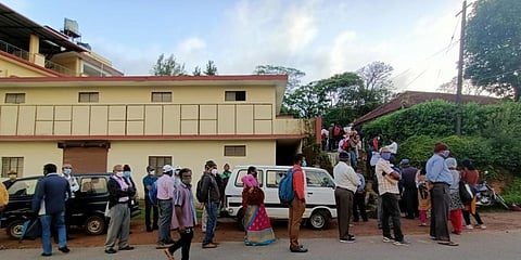 ಮಡಿಕೇರಿ ಕ್ಯಾಂಟೀನ್ ಹೊರಗಿನ ಜನದಟ್ಟಣೆ