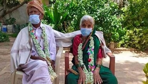 ಆಸ್ಪತ್ರೆಯಿಂದ ಬಿಡುಗಡೆ ಹೊಂದಿ ಬಂದ ಶತಾಯುಷಿ ದಂಪತಿಗಳಾದ ಈರಣ್ಣ ಮತ್ತು ಈರವ್ವ ದಂಪತಿಗೆ ಗ್ರಾಮಸ್ಥರಿಂದ ಭವ್ಯ ಸ್ವಾಗತ