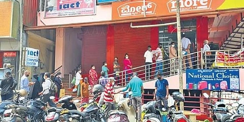 ಕೊಡಗಿನಲ್ಲಿ ಖರೀದಿಗೆ ಮುಗಿಬಿದ್ದ ಜನ