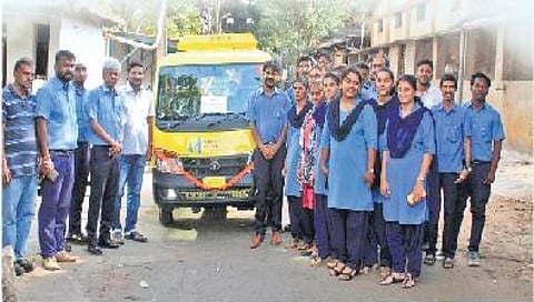 ಕೈಗಾರಿಕೋದ್ಯಮಿ ಅನಿಲ್ ಕವಾಲೆಕರ್ ಮತ್ತು ಬೆಳಗಾವಿ ಆಕ್ವಾ ವರ್ಲ್ಶ್ಸ್ ನೌಕರರು ಬೆಳಗಾವಿ ಮಹೇಶ್ ಫೌಂಡೇಶನ್ ಶಾಲೆಗೆ ಮಿನಿ ಬಸ್ ದಾನ ಮಾಡಿದರು