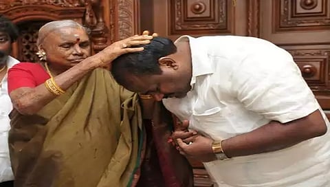 ಮಾಜಿ ಮುಖ್ಯಮಂತ್ರಿ ಹೆಚ್ ಡಿ ಕುಮಾರಸ್ವಾಮಿ ತಮ್ಮ ತಾಯಿ ಚಿನ್ನಮ್ಮರಿಂದ ಆಶೀರ್ವಾದ ಪಡೆಯುತ್ತಿರುವುದು