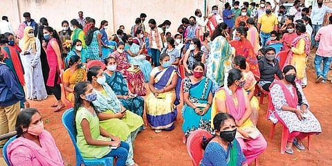 ಚಿಕ್ಕಬಳ್ಳಾಪುರದಲ್ಲಿ ಲಸಿಕೆ ಪಡೆಯಲು ಕಾದು ಕುಳಿತಿರುವ ಜನತೆ