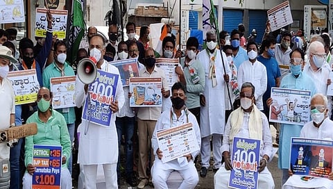 ಪ್ರತಿಭಟನೆ ವೇಳೆ ಮಾತನಾಡಿದ ದಿನೇಶ್ ಗುಂಡೂರಾವ್