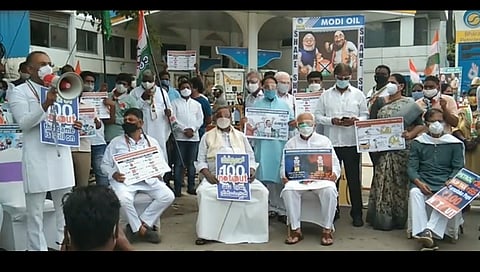 ಪೆಟ್ರೋಲ್ ಬೆಲೆ ಏರಿಕೆ ಖಂಡಿಸಿ ಕಾಂಗ್ರೆಸ್ ನಾಯಕರು ಪೆಟ್ರೋಲ್ ಬಂಕ್ ಎದುರು ಪ್ರತಿಭಟನೆ ನಡೆಸುತ್ತಿರುವುದು