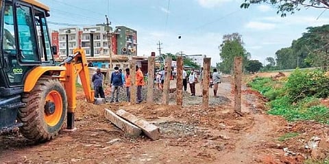 ರಸ್ತೆ ಮುಚ್ಚಿದ ಅಧಿಕಾರಿಗಳು