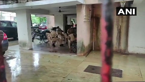 ಸ್ಥಳದಲ್ಲಿರುವ ಪೊಲೀಸರು