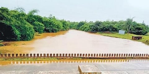 ತುಂಬಿ ಹರಿಯುತ್ತಿರುವ ಲಕ್ಷ್ಮಣ ತೀರ್ಥ ನದಿ