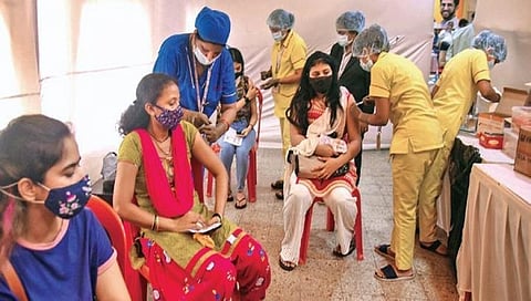 ಮಹಿಳೆಯೊಬ್ಬರು ಕೊರೋನಾ ಲಸಿಕೆ ಪಡೆಯುತ್ತಿರುವುದು