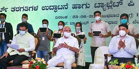 ವಿದ್ಯಾರ್ಥಿಗಳಿಗೆ ಟ್ಯಾಬ್ಲೆಟ್ ಪಿ.ಸಿ.ಗಳ ವಿತರಣೆ