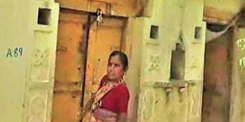 ಮನೆಗೆ ಬೀಗ ಹಾಕುತ್ತಿರುವ ಮಹಿಳೆ