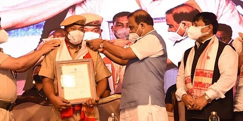 ಹೋಮ್ ಗಾರ್ಡ್ ಜವಾನ್ ಬೋರ್ಸಿಂಗ್ ಬೇ'ಗೆ ನೇಮಕಾತಿ ಆದೇಶ ನೀಡುತ್ತಿರುವ ಸಿಎಂ