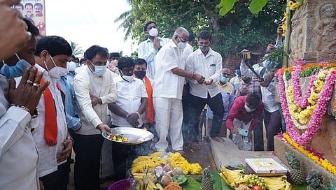 ರಾಮನಗರ ಜಿಲ್ಲೆ ಮಾಗಡಿ ತಾಲೂಕಿನ ಕೆಂಪಾಪುರ ಗ್ರಾಮದಲ್ಲಿರುವ ನಾಡಪ್ರಭು ಕೆಂಪೇಗೌಡ ಅವರ ಸಮಾಧಿ ಸ್ಥಳಕ್ಕೆ ಭೇಟಿ ನೀಡಿ ಪೂಜೆ ಸಲ್ಲಿಸುತ್ತಿರುವ ಡಿಸಿಎಂ ಅಶ್ವತ್ಥ್ ನಾರಾಯಣ್.