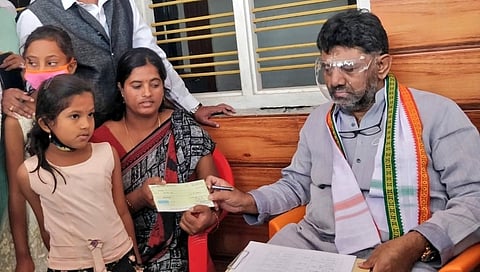 ಚಾಮರಾಜನಗರ ಜಿಲ್ಲೆ ಕೊಳ್ಳೆಗಾಲ ತಾಲೂಕಿನ ಚಿನ್ನಪ್ಪನಪುರದೊಡ್ಡಿಯ ರಂಗಸ್ವಾಮಿ ಅವರ ನಿವಾಸಕ್ಕೆ ಭೇಟಿ ಪರಿಹಾರ ಚೆಕ್ ವಿತರಿಸಿದರು.