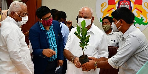 ಸಹಭಾಗಿ ಸಸ್ಯ ಅಭಿವೃದ್ದಿ ಕಾರ್ಯಕ್ರಮದ ಅಡಿ ಸಿದ್ದು ಹಲಸು ತಳಿಯ ಸಸ್ಯಗಳನ್ನು ಮುಖ್ಯಮಂತ್ರಿ ಬಿ.ಎಸ್.ಯಡಿಯೂರಪ್ಪ ಅವರಿಗೆ ಅರ್ಪಿಸಲಾಯಿತು