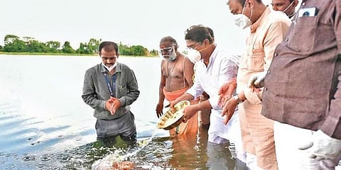 ಕೋವಿಡ್ ಅನಾಥ ಶವಗಳ ಅಸ್ತಿ ವಿಸರ್ಜನೆ ಮಾಡುತ್ತಿರುವ ಸಚಿವ ಆರ್.ಅಶೋಕ್