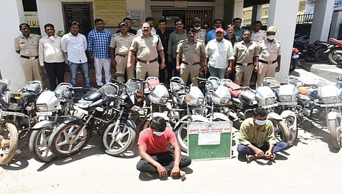 ಕದ್ದ ಬೈಕ್ ಗಳೊಂದಿಗೆ ಆರೋಪಿಗಳು