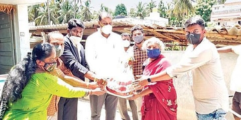 ಕೋವಿಡ್ ಕೇರ್ ಕೇಂದ್ರದಲ್ಲಿರುವ ಸಿಬ್ಬಂದಿಗಳಿಗೆ ಆಹಾರ ನೀಡುತ್ತಿರುವ ಶಾರದಮ್ಮ