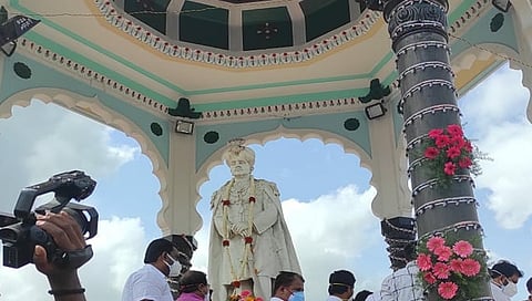 ಮೈಸೂರಿನಲ್ಲಿ ನಿನ್ನೆ ನಾಲ್ವಡಿ ಕೃಷ್ಣರಾಜ ಒಡೆಯರ್ ಪ್ರತಿಮೆಗೆ ಮಾಲಾರ್ಪಣೆ