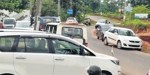 ಸಭೆಗೆ ಬಂದಿದ್ಧ ಬಿಜೆಪಿ ಮುಖಂಡರ ವಾಹನಗಳು