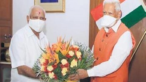 ರಾಜಭವನದಲ್ಲಿ ಮುಖ್ಯಮಂತ್ರಿ ಯಡಿಯೂರಪ್ಪ ಅವರನ್ನು ಬರಮಾಡಿಕೊಂಡ ರಾಜ್ಯಪಾಲ ವಜುಭಾಯಿ ವಾಲಾ