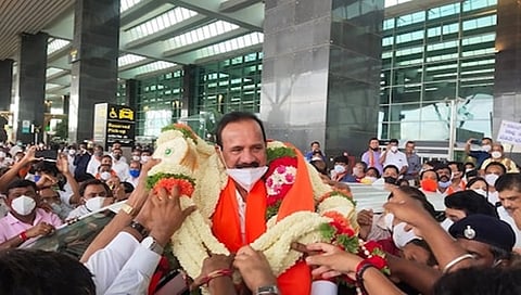 ಬೆಂಗಳೂರಿಗೆ ಬಂದಿಳಿದ ಡಿ ವಿ ಸದಾನಂದ ಗೌಡ ಅವರಿಗೆ ಅದ್ದೂರಿ ಸ್ವಾಗತ ಕೋರಿದ ಕಾರ್ಯಕರ್ತರು