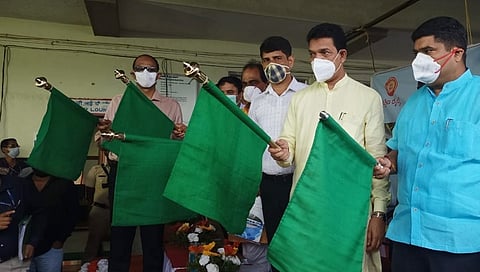 ರಾಜ್ಯದಲ್ಲಿ ಪ್ರಪ್ರಥಮವಾಗಿ ಮಂಗಳೂರಿನಿಂದ ಬೆಂಗಳೂರಿಗೆ 'ವಿಸ್ಟಾಡೋಮ್ ' ಬೋಗಿಗಳ ರೈಲಿಗೆ ಇಂದು ಹಸಿರು ನಿಶಾನೆ ತೋರಿಸಿ, ಚಾಲನೆ ನೀಡಿದ ಸಂಸದ ನಳಿನ್ ಕುಮಾರ್ ಕಟೀಲ್.