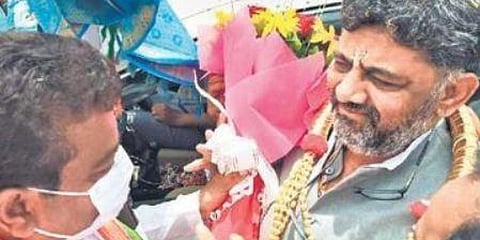 ಸಿಂಧಗಿ ತಾಲೂಕಿಗೆ ಆಗಮಿಸಿದ ಡಿಕೆ.ಶಿವಕುಮಾರ್ ಅವರನ್ನು ಸ್ವಾಗತಿಸಿದ ಎಂಬಿ.ಪಾಟೀಲ್