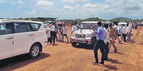 ರಾಜ್ಯ ಮೀನುಗಾರಿಕಾ ಸಚಿವ ಅಂಗಾರ ಹಾಗೂ ಶಾಸಕ ಉಮಾನಾಥ ಕೋಟ್ಯಾನ್ ಅವರನ್ನು ಸುತ್ತುವರೆದಿರುವ ಸ್ಥಳೀಯರು.