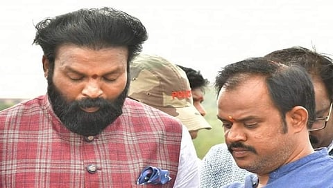 ಸಚಿವ ಶ್ರೀರಾಮುಲು ಜೊತೆ ಸಹಾಯಕ ರಾಜಣ್ಣ(ಸಂಗ್ರಹ ಚಿತ್ರ)