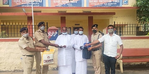 ಹಣದ ಬ್ಯಾಗ್ ಹಿಂದಿರುಗಿಸಿದ ರೇಲ್ವೇ ಪೊಲೀರು