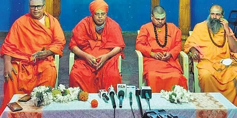 ತುಮಕೂರಿನ ಗುಬ್ಬಿಯಲ್ಲಿ ಯಡಿಯೂರಪ್ಪ ಪರ ಸುದ್ದಿಗಾರರೊಂದಿಗೆ ಮಾತನಾಡುತ್ತಿರುವ ಲಿಂಗಾಯತ ಶ್ರೀಗಳು