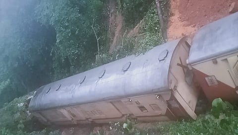 ಭೂಕುಸಿತದಿಂದ ಮಂಗಳೂರು-ಮುಂಬೈ ರೈಲು ದೂದ್ ಸಾಗರ ಹತ್ತಿರ ಹಳಿ ತಪ್ಪಿರುವುದು