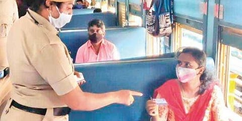 ಪ್ರಯಾಣಿಕರೊಬ್ಬರಿಗೆ ಕಾರ್ಡ್ ವಿತರಿಸುತ್ತಿರುವ ಪೇದೆ
