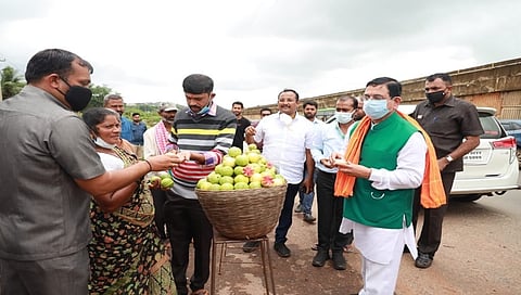 ಧಾರವಾಡಕ್ಕೆ ತೆರಳುವ ಮಧ್ಯೆ ನವಲೂರ ಪೇರಳೆ ಹಣ್ಣು ಸವಿದ ಕೇಂದ್ರ ಸಚಿವ ಪ್ರಹ್ಲಾದ್ ಜೋಷಿ