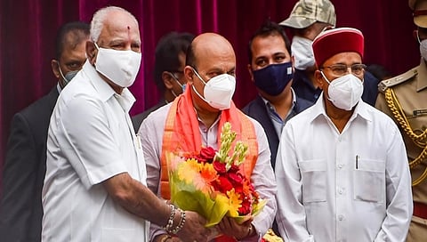 ಹೊಸದಾಗಿ ಸಿಎಂ ಆದ ಬಸವರಾಜ ಬೊಮ್ಮಾಯಿಯವರಿಗೆ ರಾಜಭವದಲ್ಲಿ ನಿರ್ಗಮಿತ ಸಿಎಂ ಬಿ ಎಸ್ ಯಡಿಯೂರಪ್ಪರಿಂದ ಅಭಿನಂದನೆ, ರಾಜ್ಯಪಾಲ ಥಾವರ್ ಚಂದ್ ಗೆಹ್ಲೋಟ್ ಇದ್ದಾರೆ