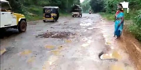 ರಸ್ತೆ ದುರಸ್ತಿ ಮಾಡಿದ ಆಶಾ ಕಾರ್ಯಕರ್ತೆ